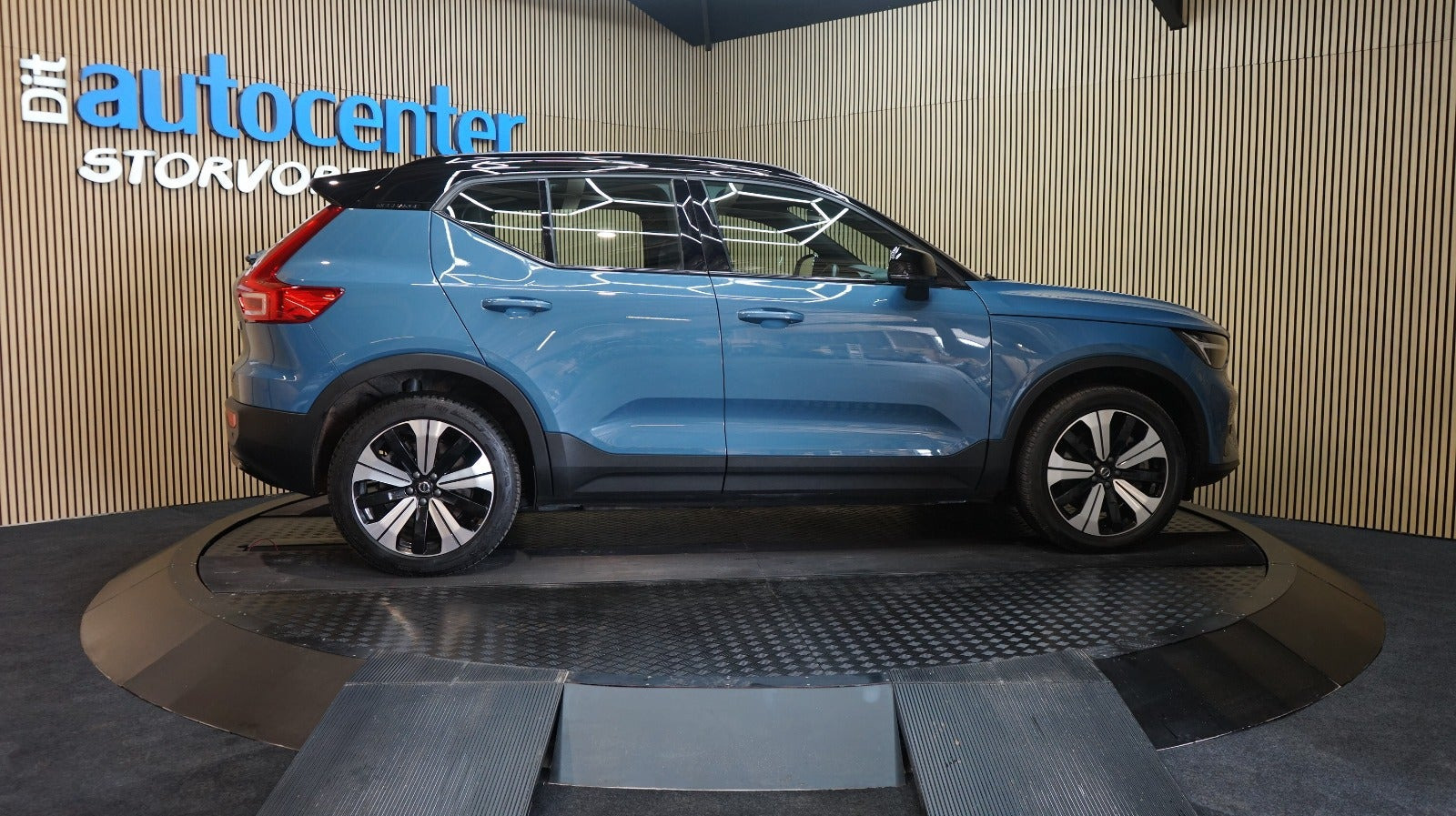 Blå Volvo XC40 fra 2023
