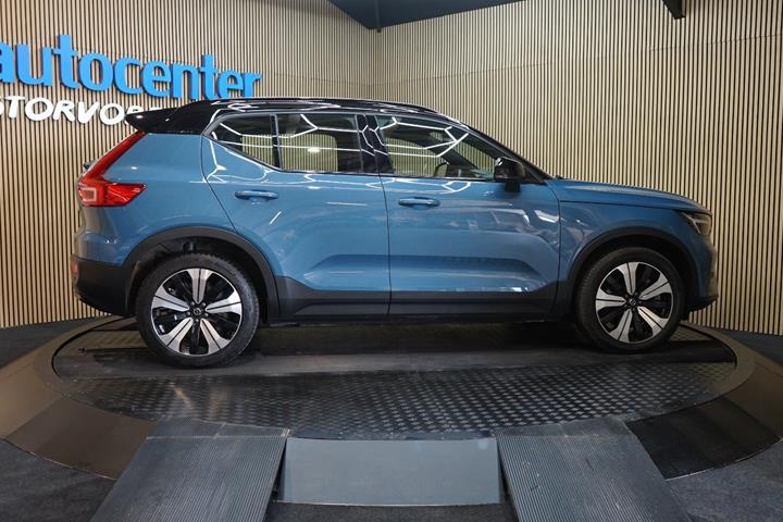 Blå Volvo XC40 fra 2023
