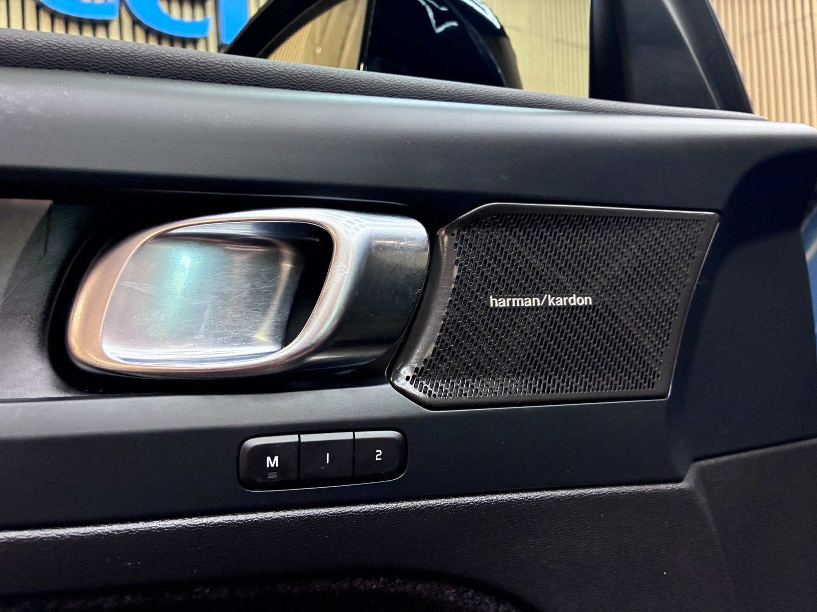 Blå Volvo XC40 fra 2023