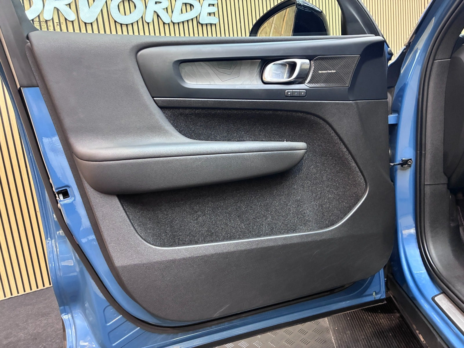 Blå Volvo XC40 fra 2023