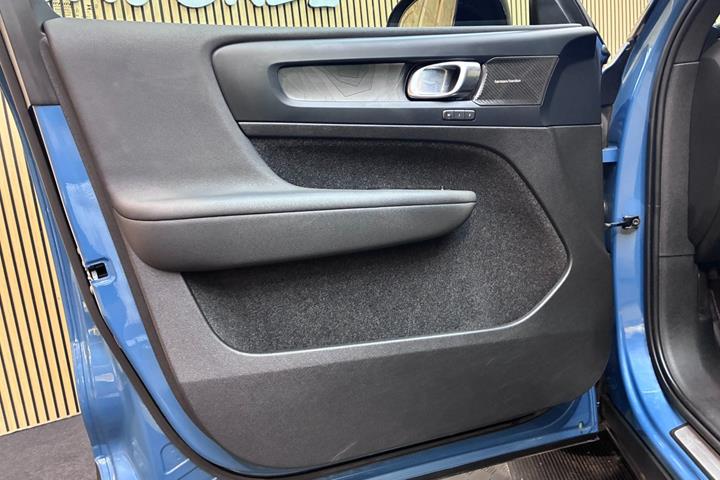 Blå Volvo XC40 fra 2023