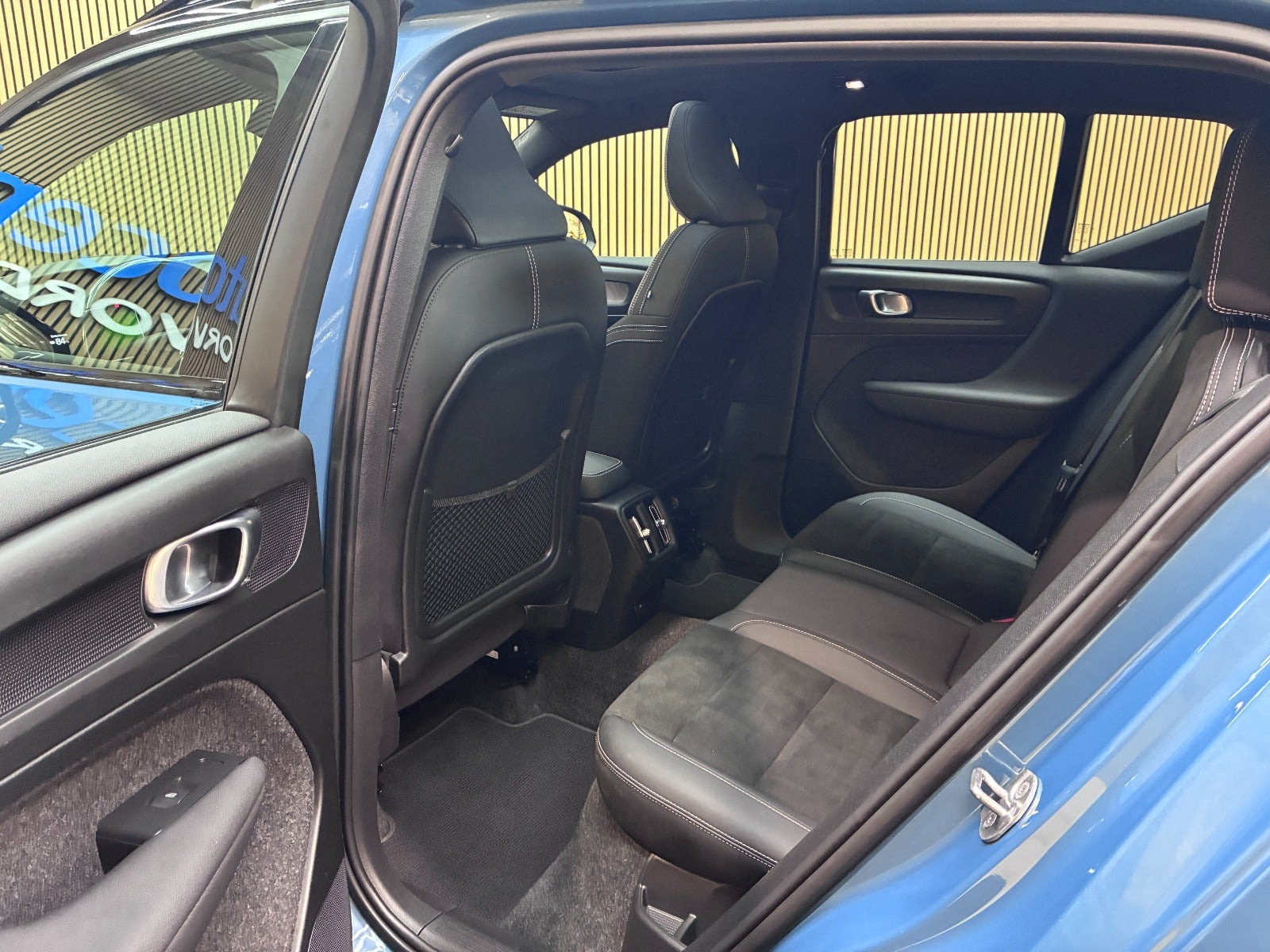 Blå Volvo XC40 fra 2023