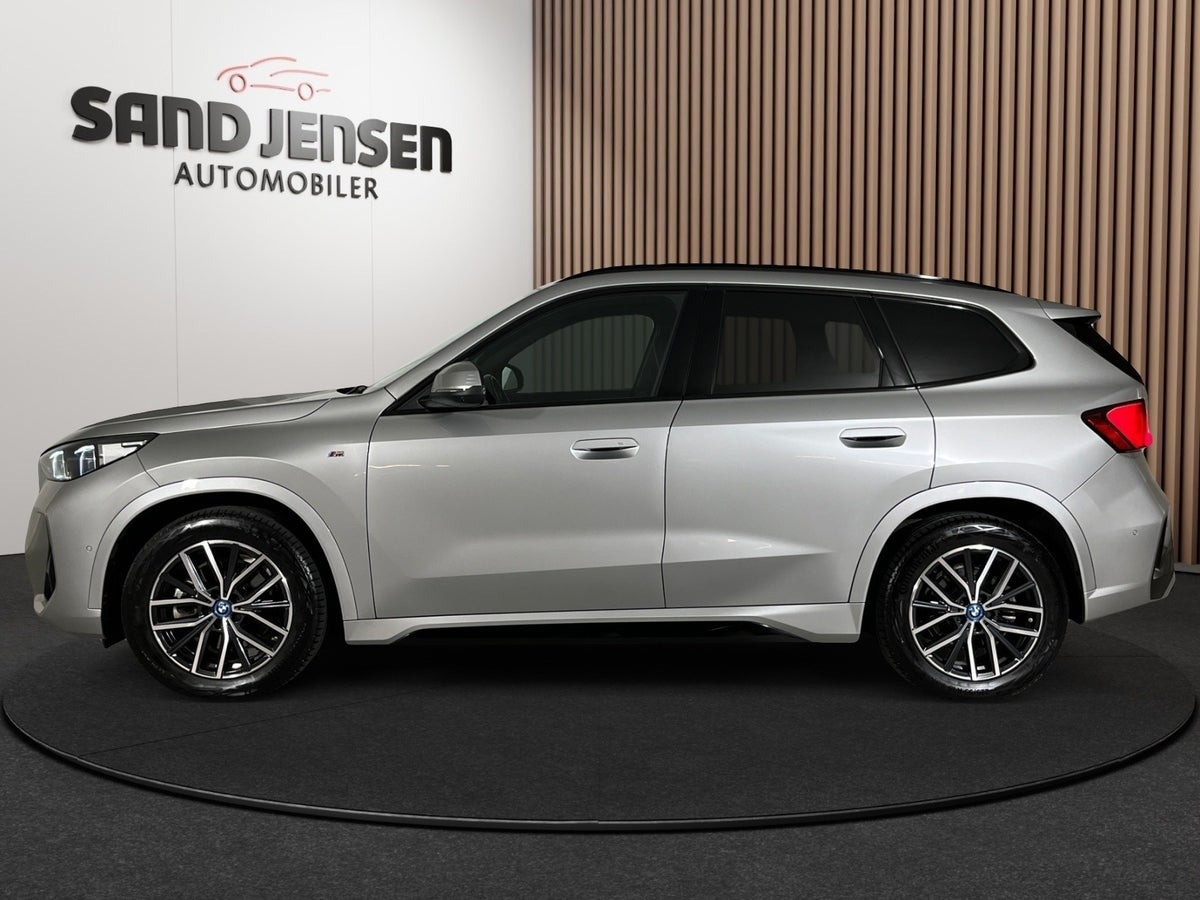 Grå BMW iX1 fra 2025