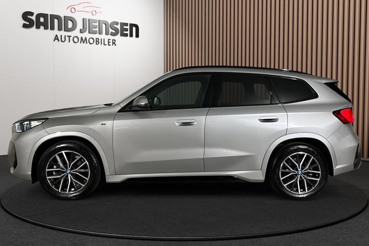 Grå BMW iX1 fra 2025