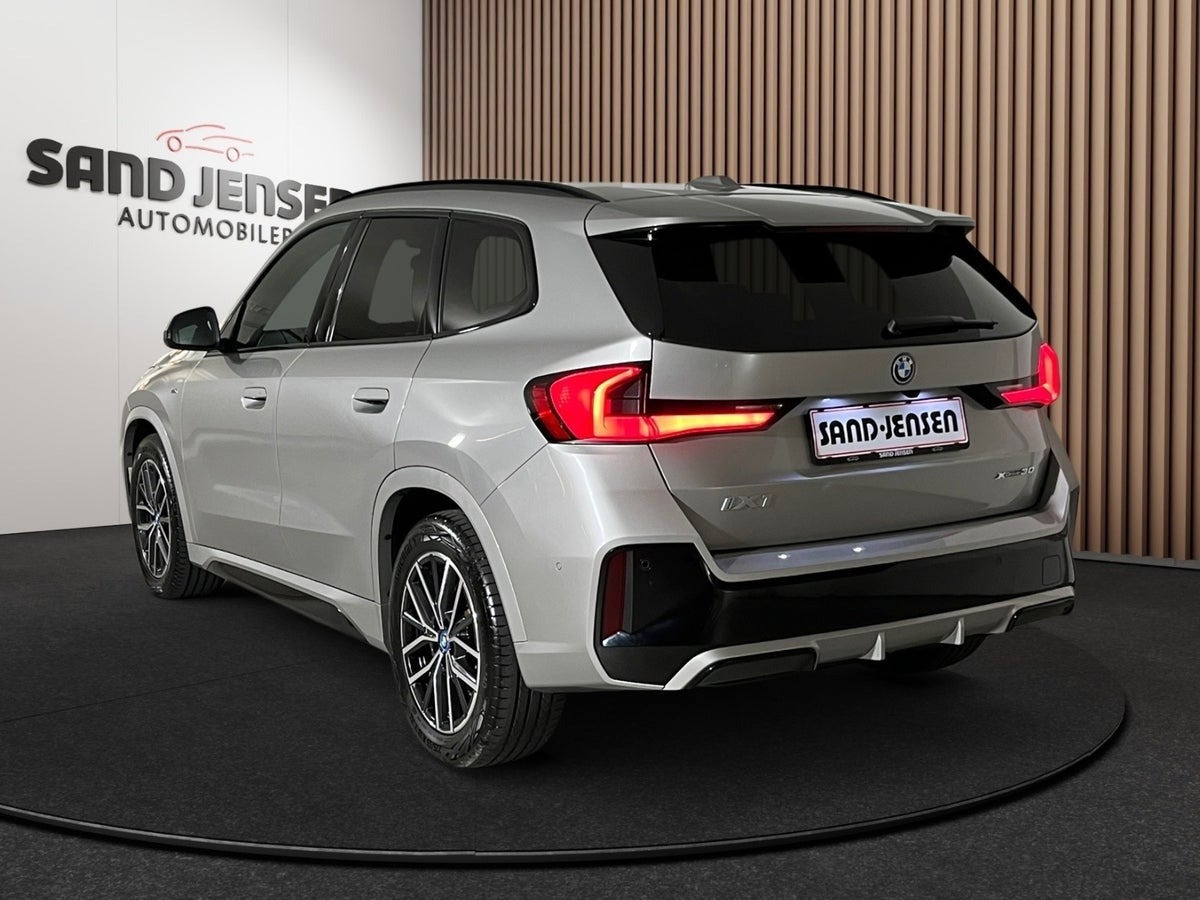 Grå BMW iX1 fra 2025
