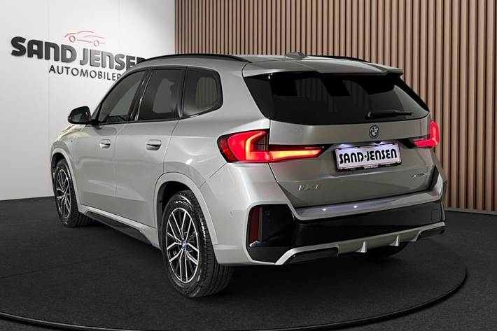 Grå BMW iX1 fra 2025