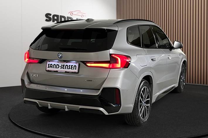 Grå BMW iX1 fra 2025