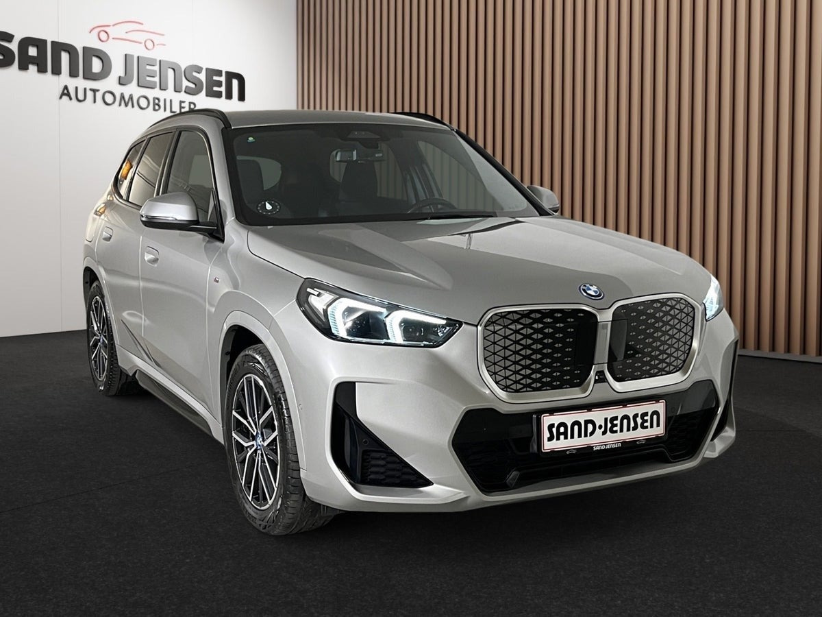 Grå BMW iX1 fra 2025