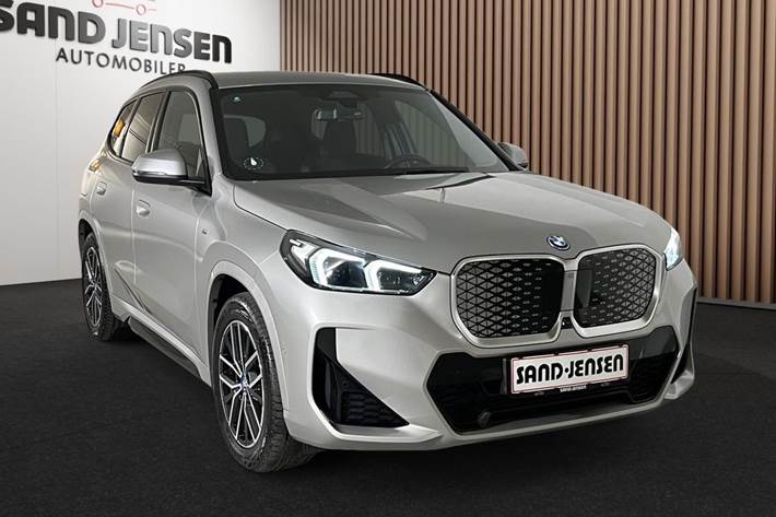 Grå BMW iX1 fra 2025