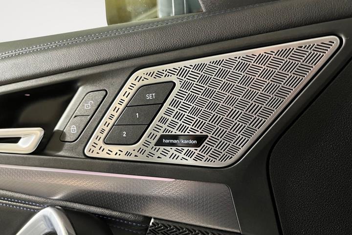 Grå BMW iX1 fra 2025