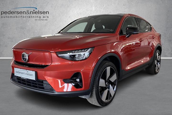 Rød Volvo C40 fra 2022 set udefra