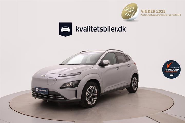 Sølv Hyundai Kona fra 2023 set udefra
