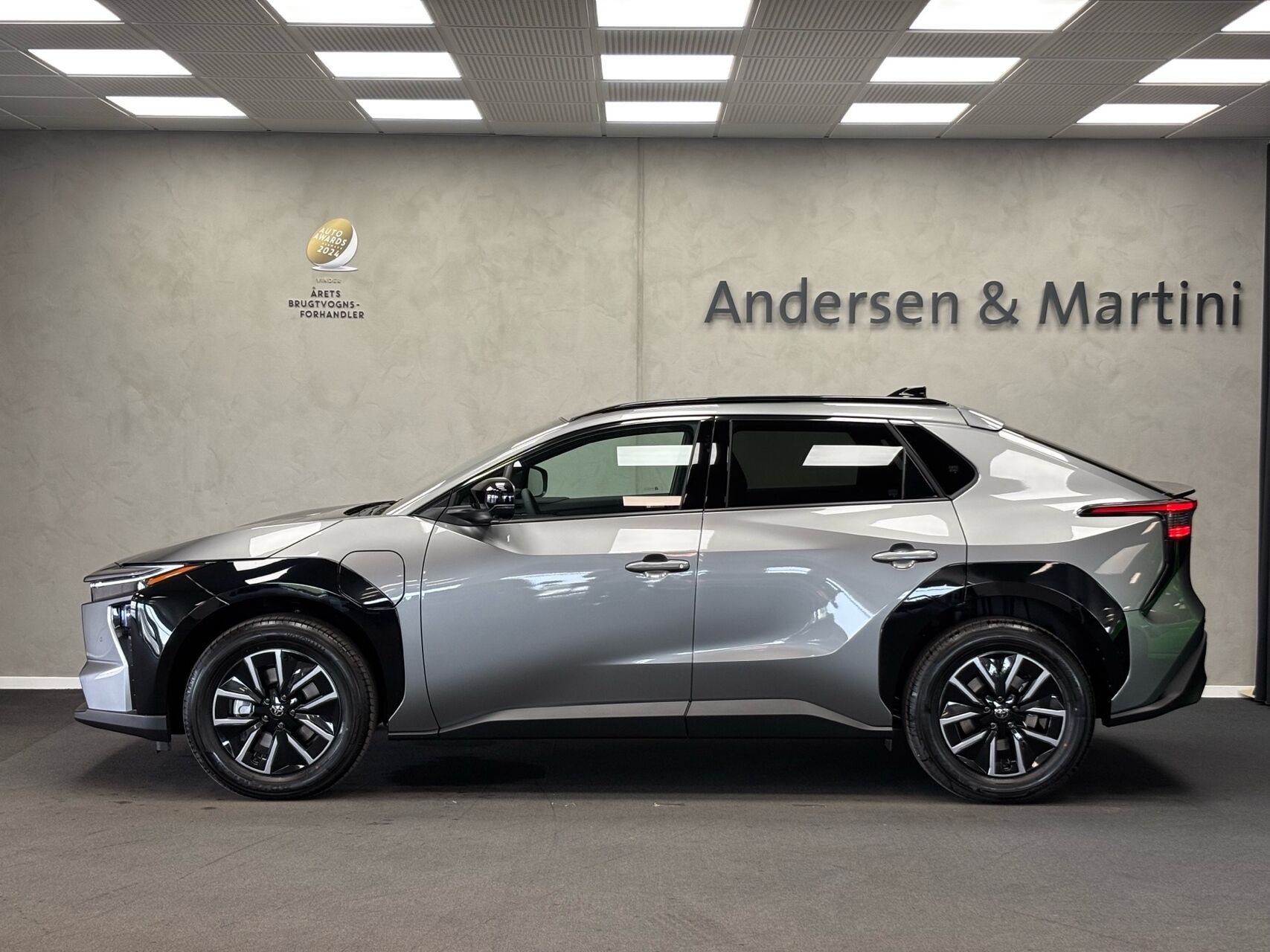 Grå Toyota BZ4X fra 2026
