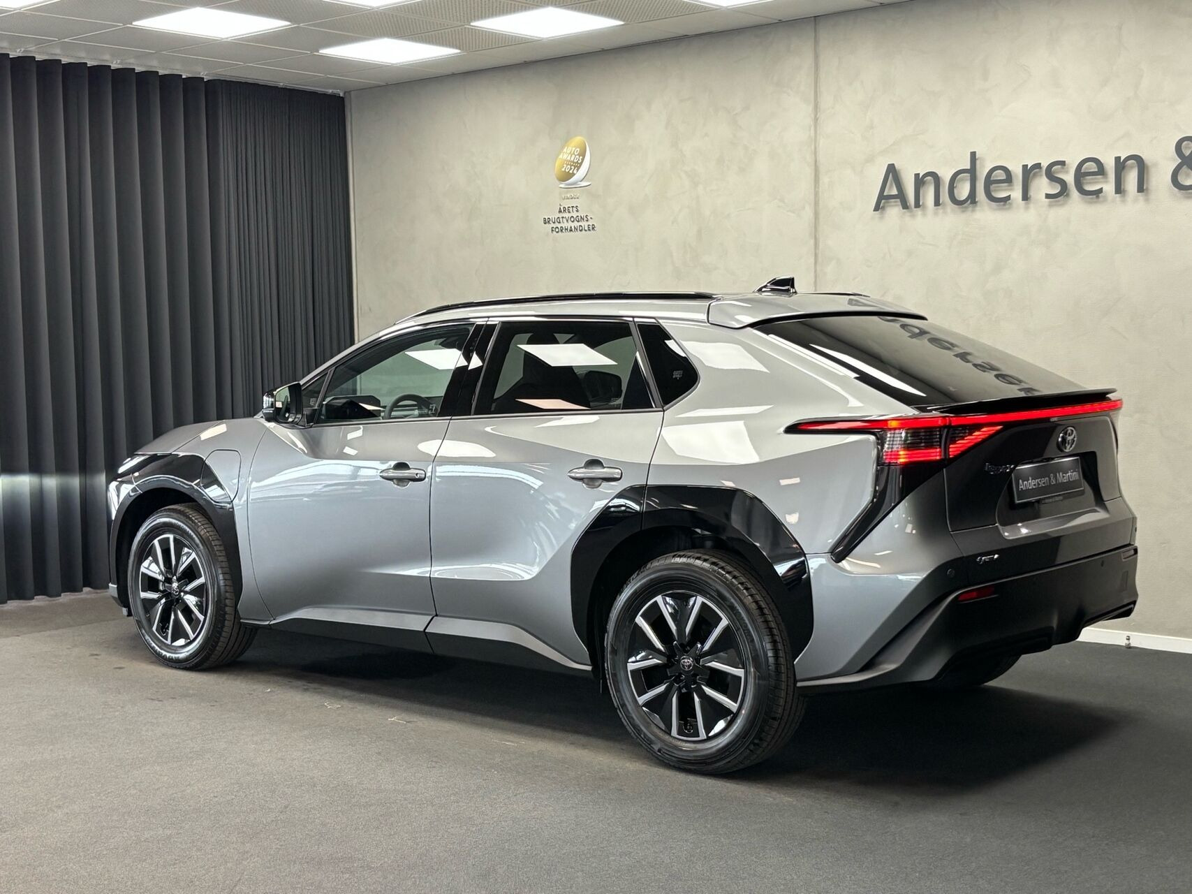 Grå Toyota BZ4X fra 2026