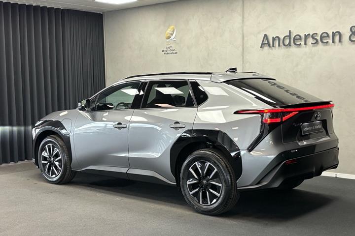 Grå Toyota BZ4X fra 2026