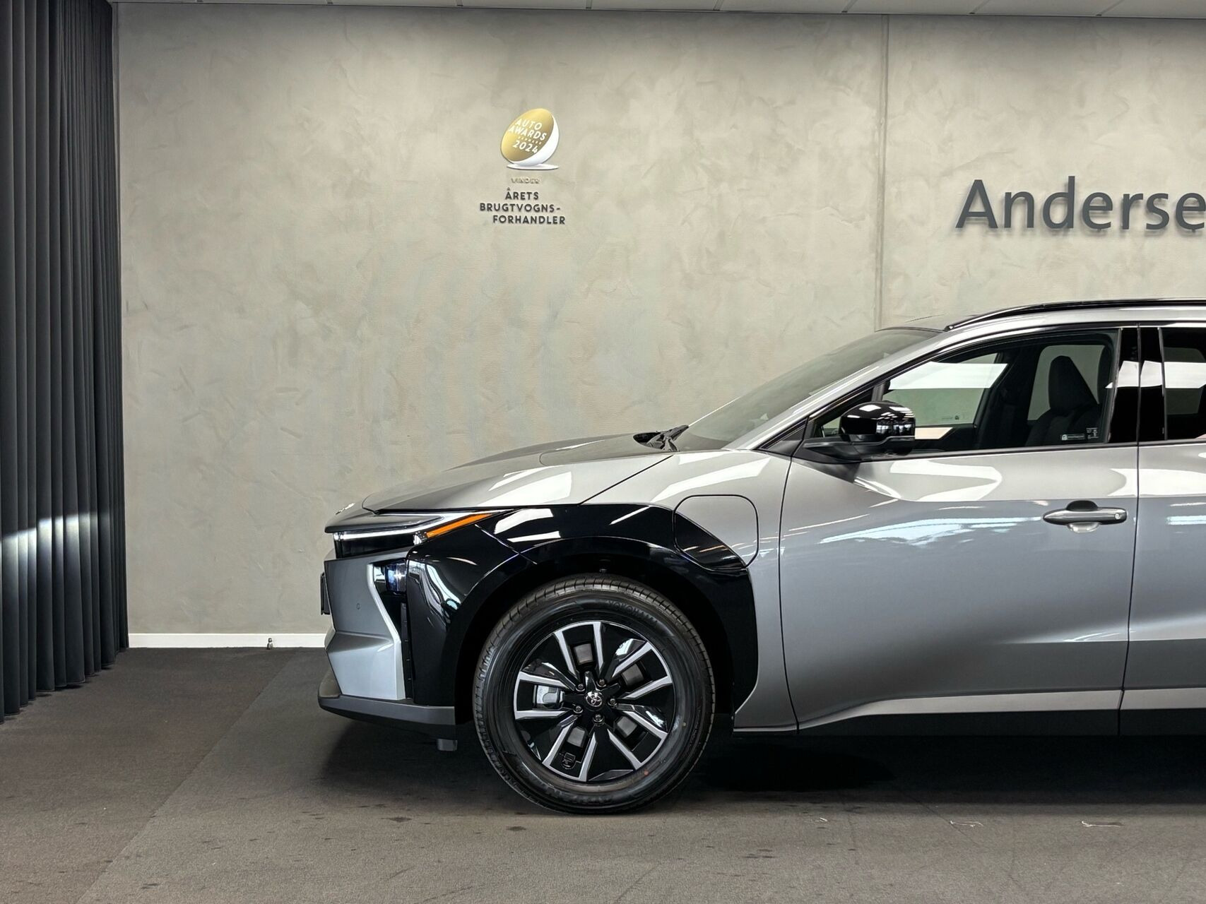 Grå Toyota BZ4X fra 2026