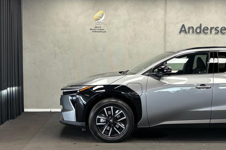 Grå Toyota BZ4X fra 2026
