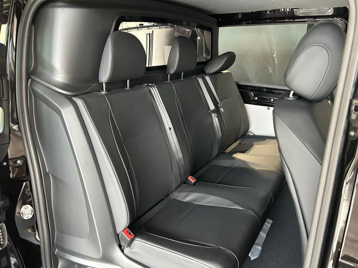 Sort Mercedes Vito fra 2024