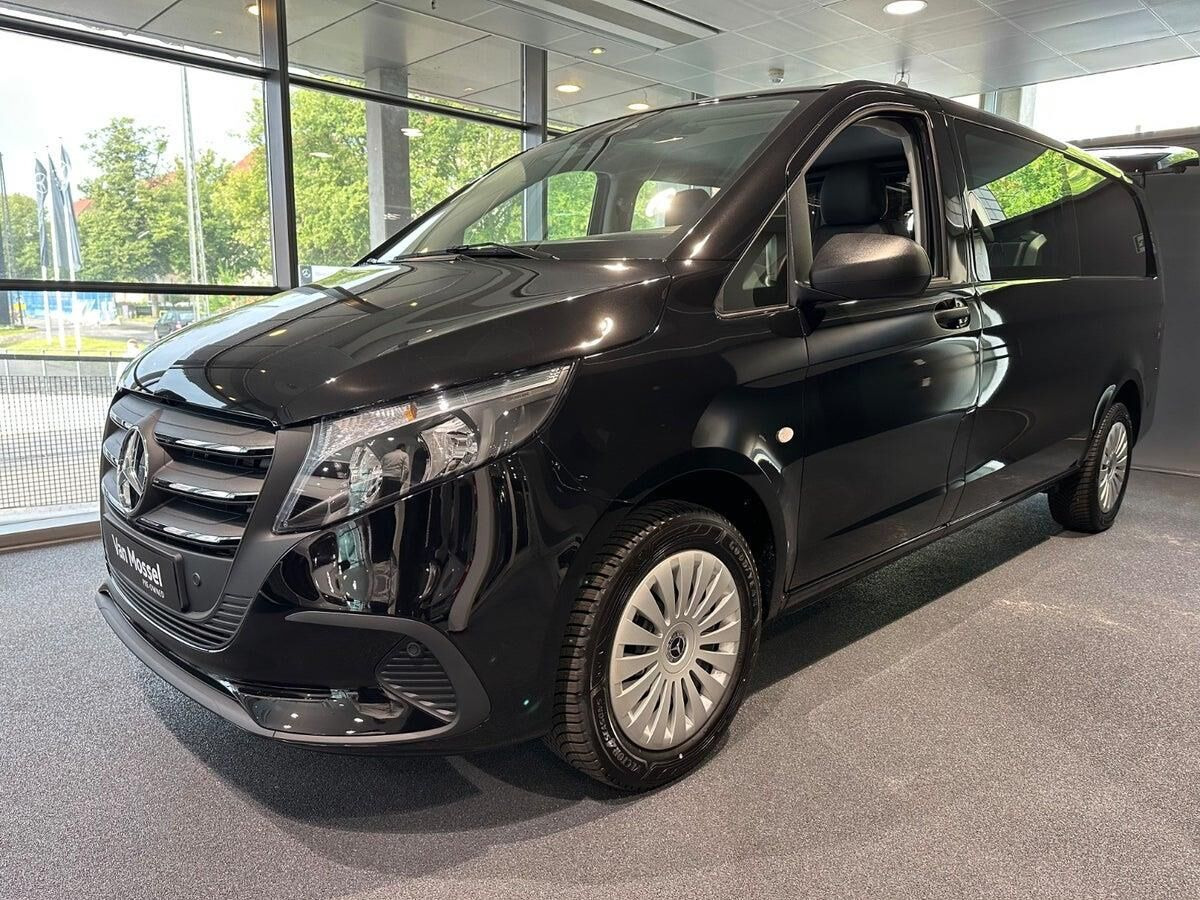 Sort Mercedes Vito fra 2024