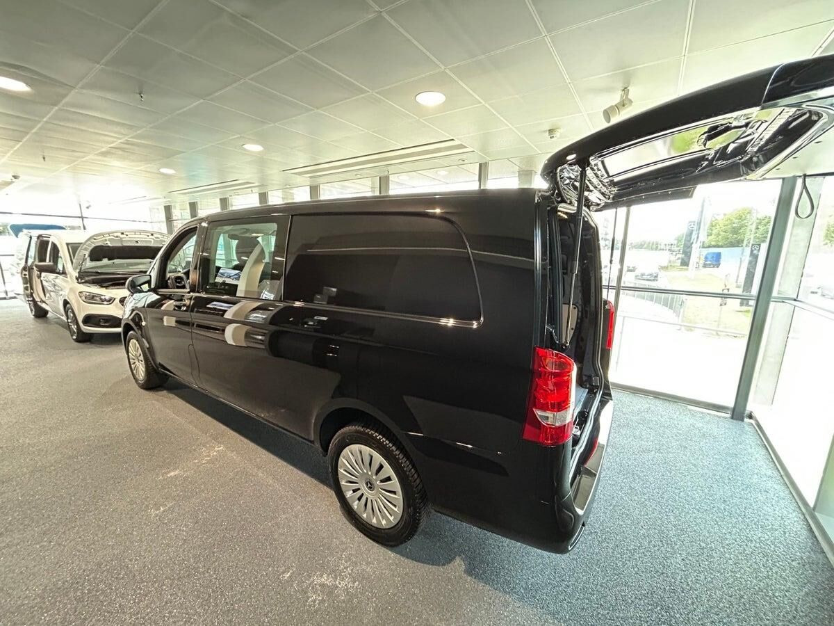 Sort Mercedes Vito fra 2024