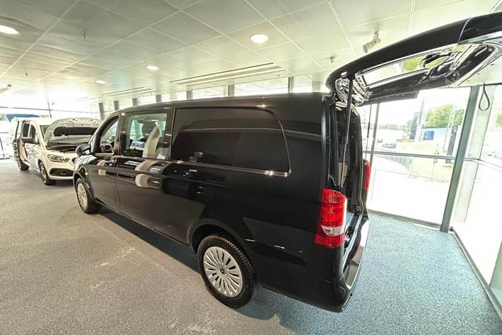 Sort Mercedes Vito fra 2024