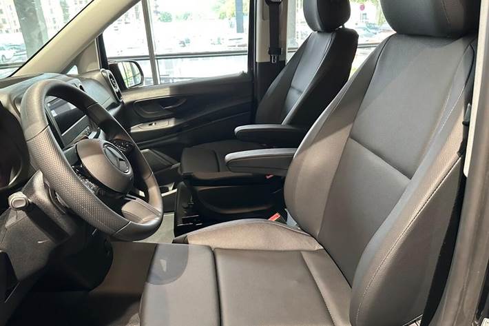 Sort Mercedes Vito fra 2024