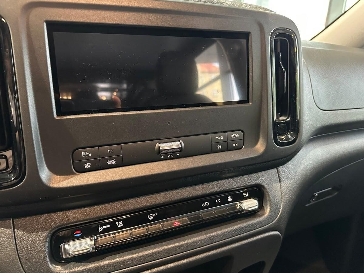 Sort Mercedes Vito fra 2024