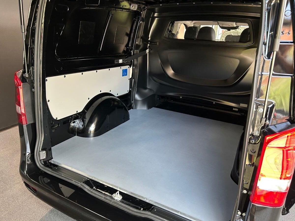 Sort Mercedes Vito fra 2024