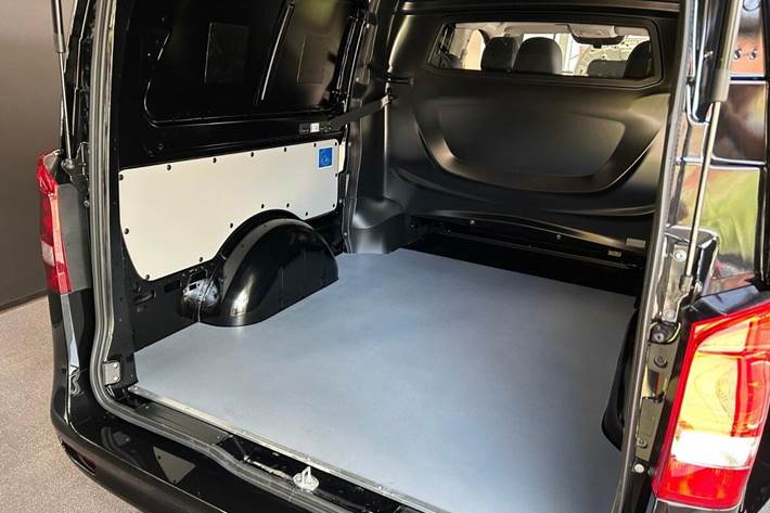Sort Mercedes Vito fra 2024