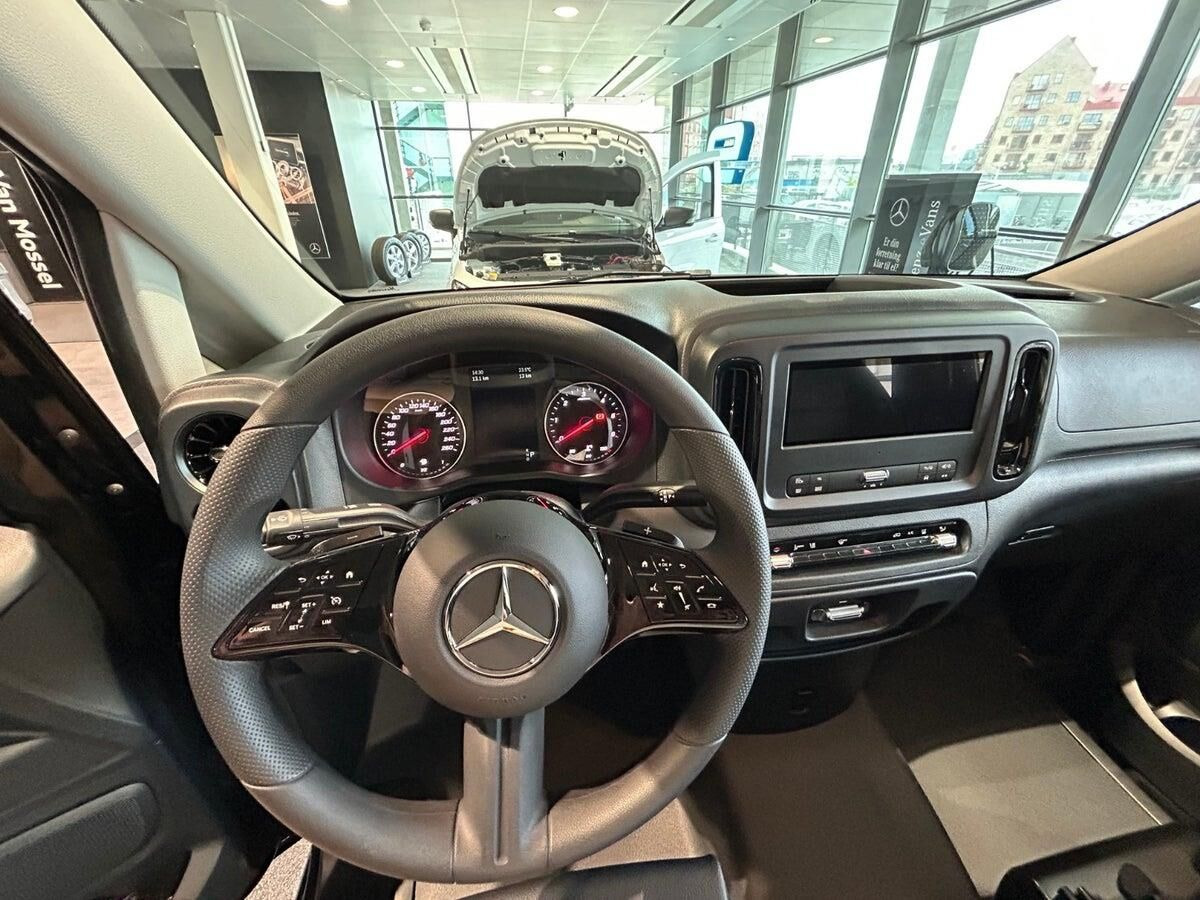 Sort Mercedes Vito fra 2024