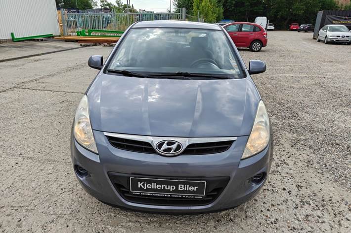 Gul Hyundai i20 fra 2012