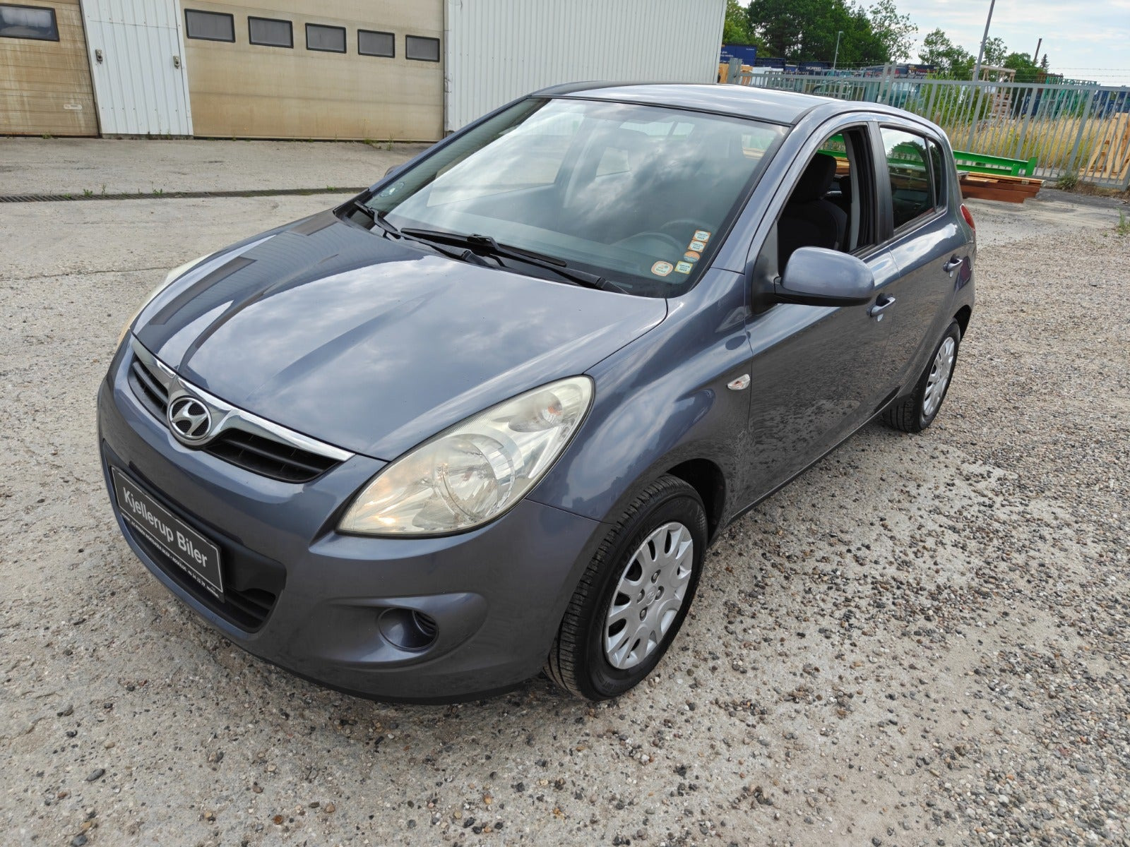 Gul Hyundai i20 fra 2012