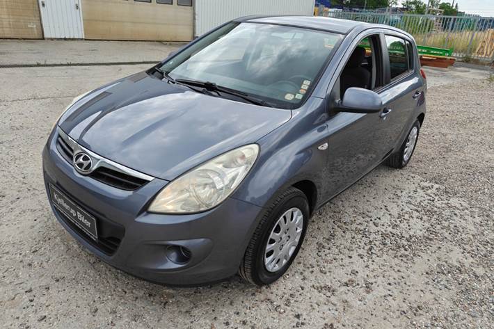 Gul Hyundai i20 fra 2012