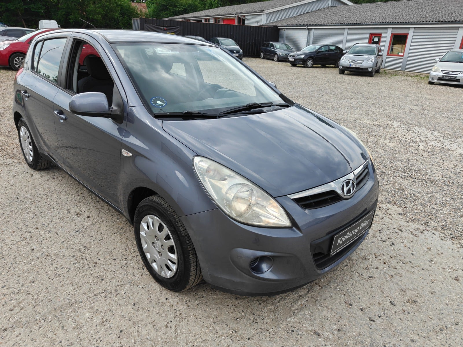 Gul Hyundai i20 fra 2012