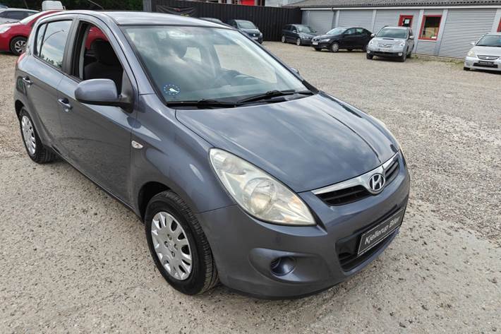 Gul Hyundai i20 fra 2012