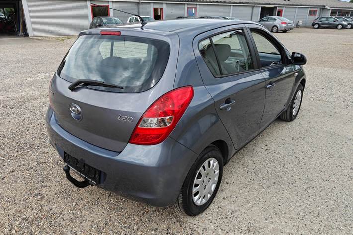Gul Hyundai i20 fra 2012