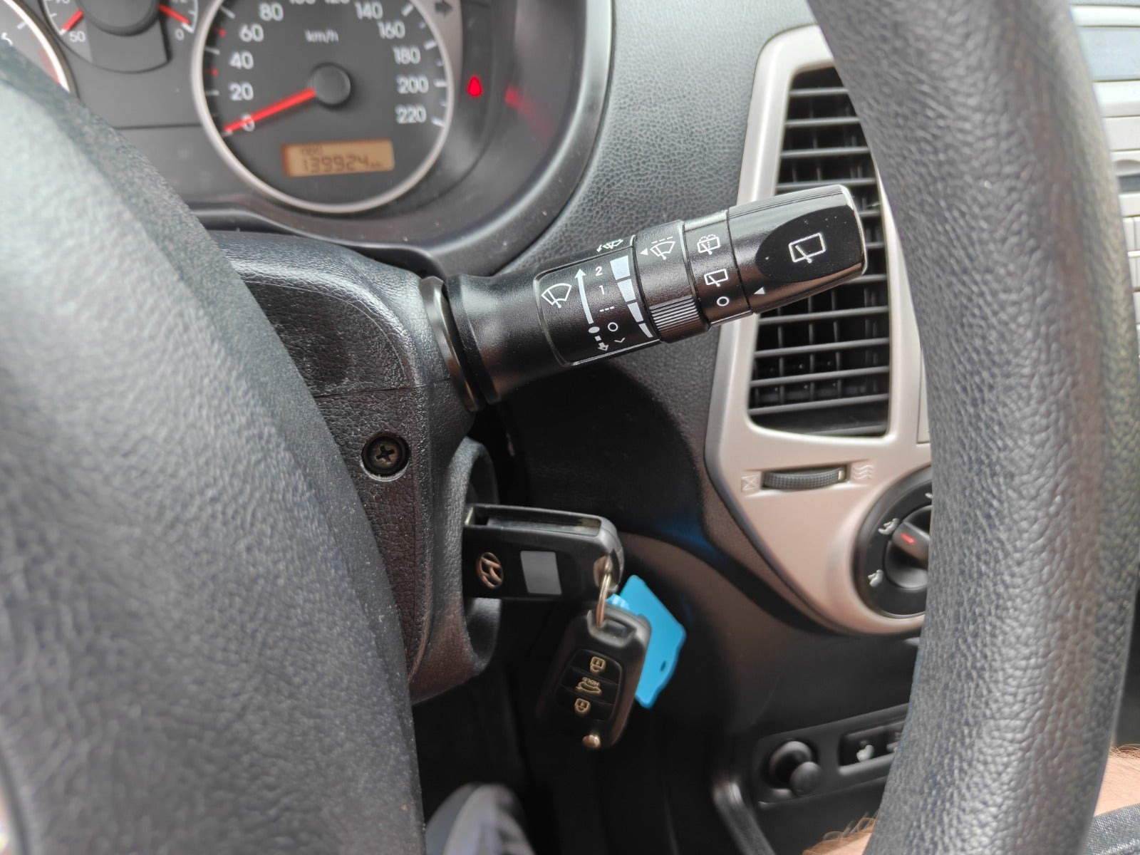 Gul Hyundai i20 fra 2012