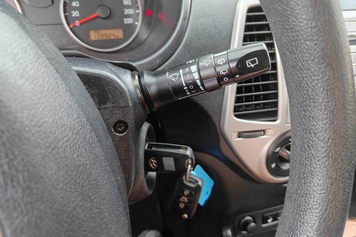 Gul Hyundai i20 fra 2012