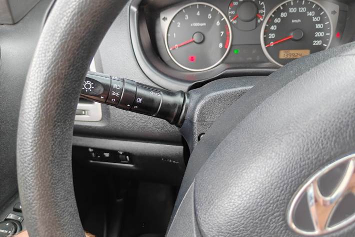 Gul Hyundai i20 fra 2012