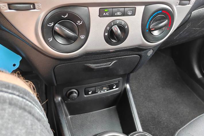 Gul Hyundai i20 fra 2012