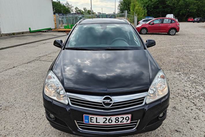 Gul Opel Astra fra 2010