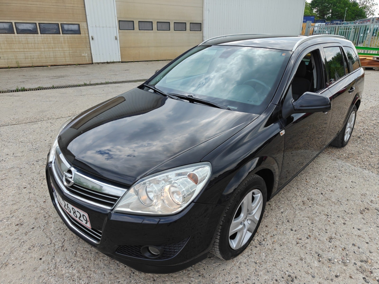 Gul Opel Astra fra 2010