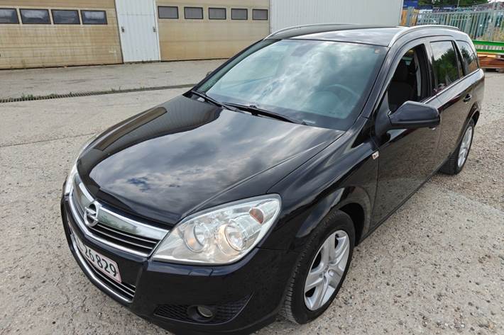 Gul Opel Astra fra 2010