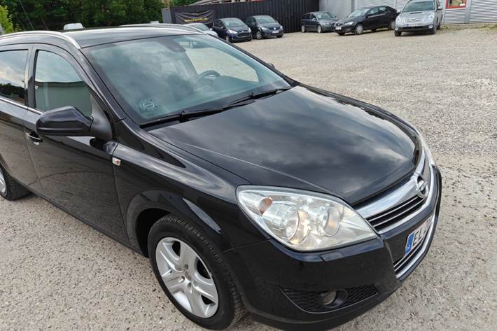 Gul Opel Astra fra 2010