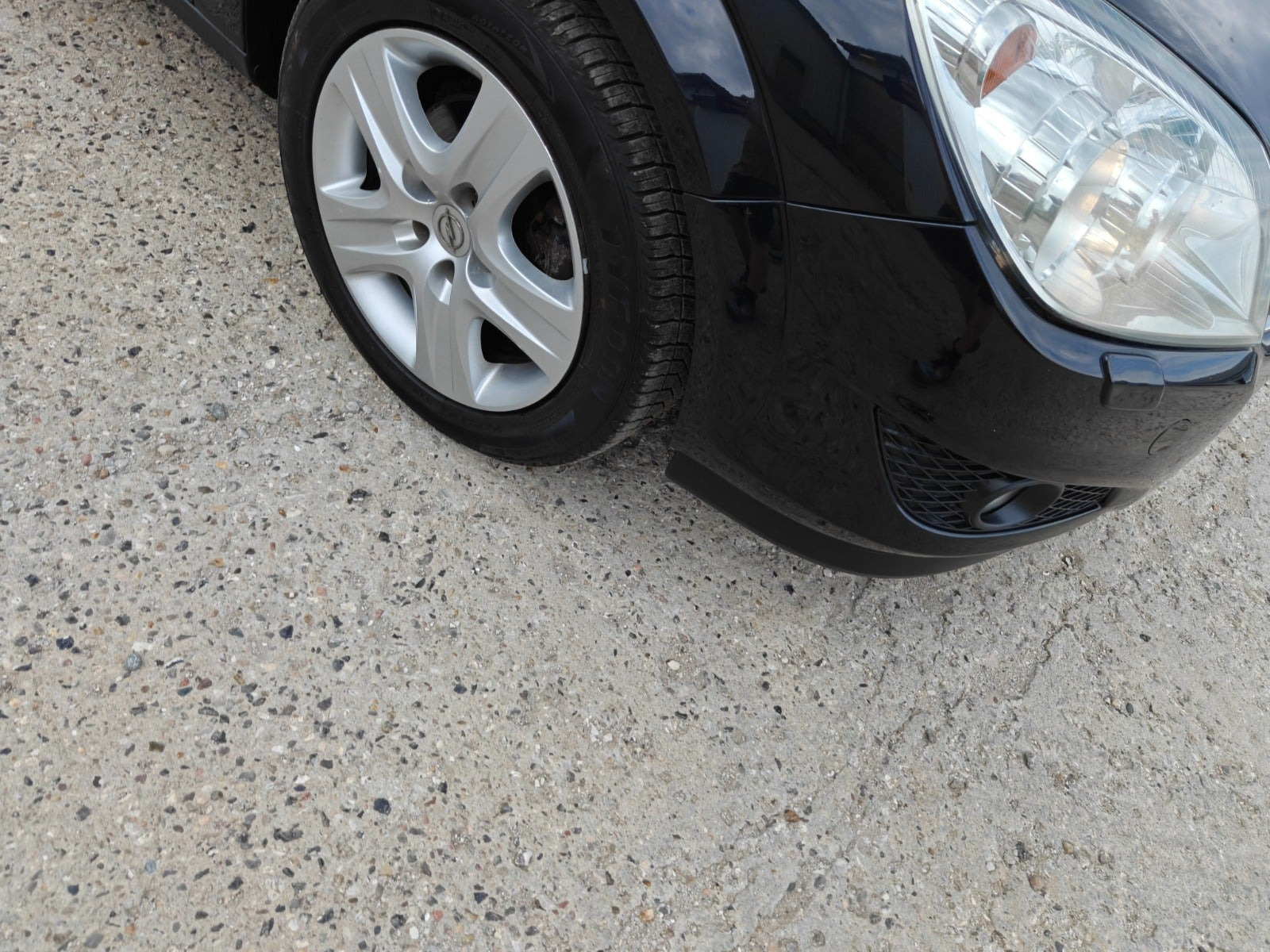 Gul Opel Astra fra 2010