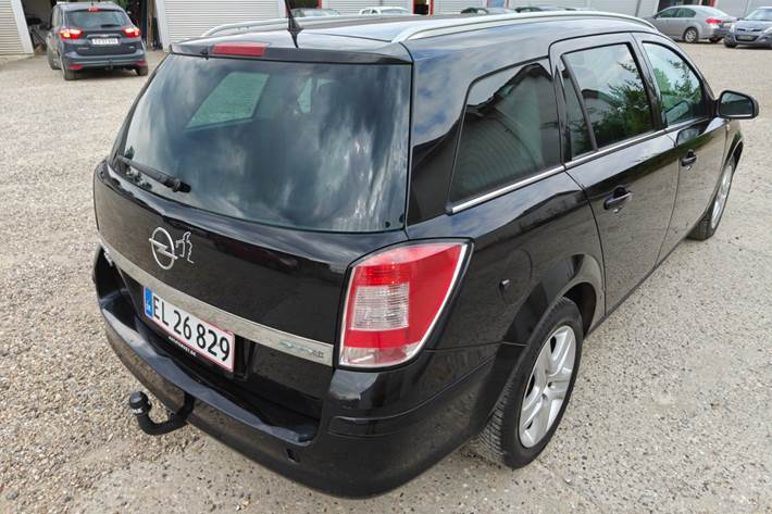 Gul Opel Astra fra 2010