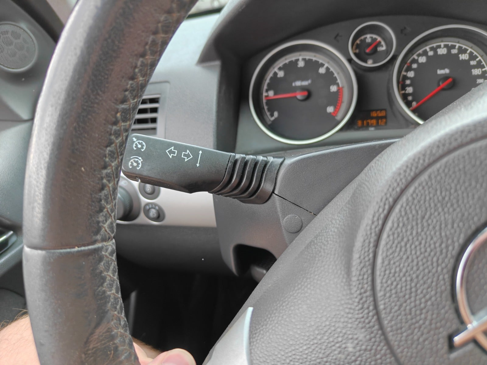 Gul Opel Astra fra 2010
