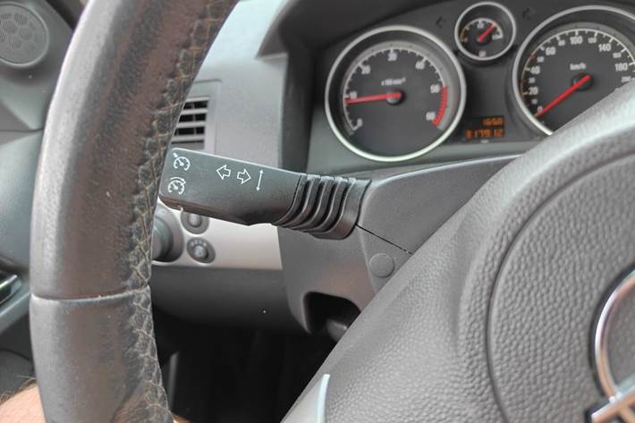 Gul Opel Astra fra 2010