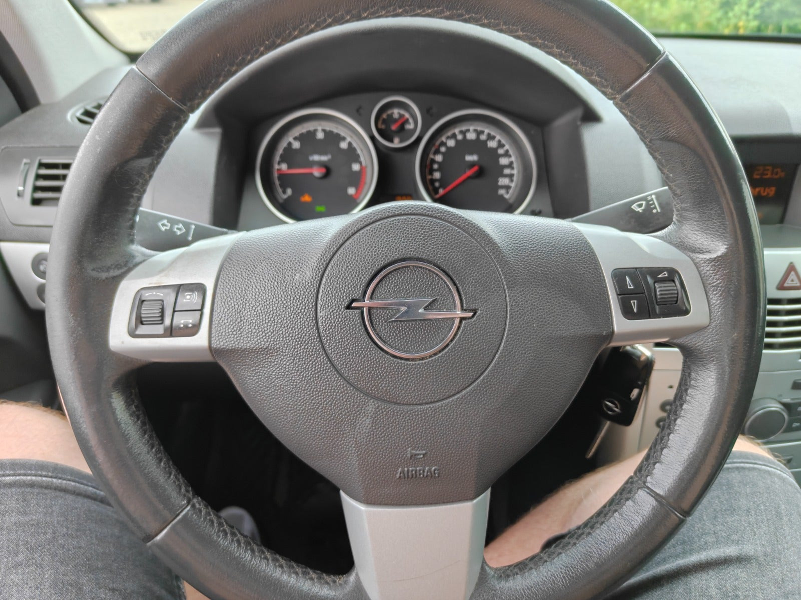Gul Opel Astra fra 2010