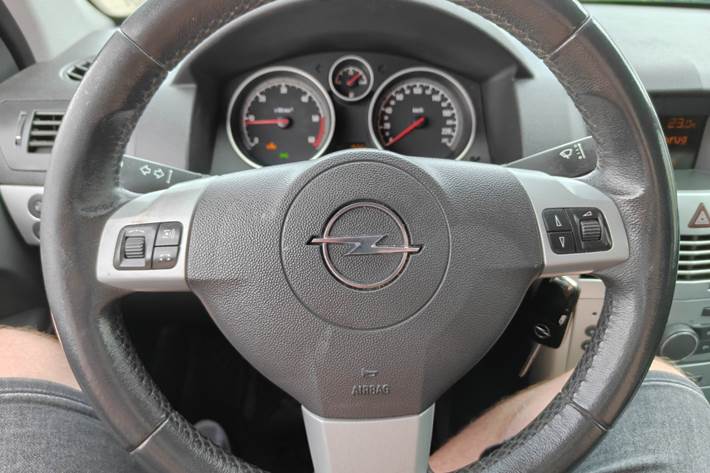 Gul Opel Astra fra 2010